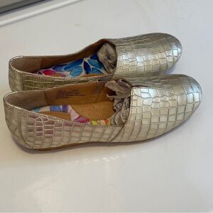 *NEW* SEBRA METALLIC LOAFER by Born, size 7, pewter/gold